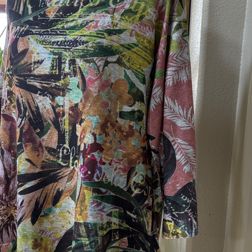 Inoah Artsy Floral Multicolor Women's Top - Picture 3 of 9